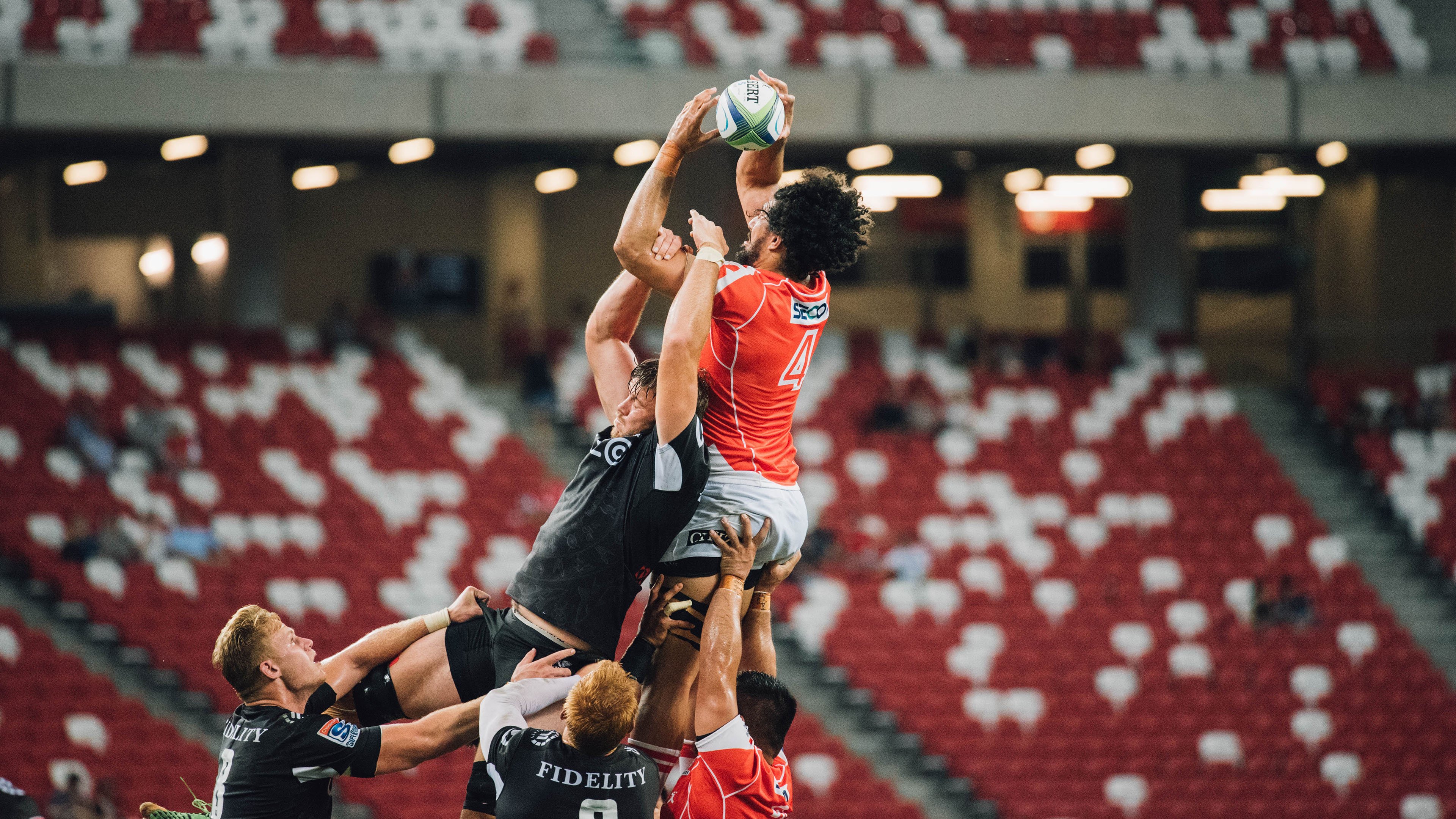 球队是否根据对手中场布防方式决定边锋持球模式，根据防守区域的大小,半场人盯人可分为